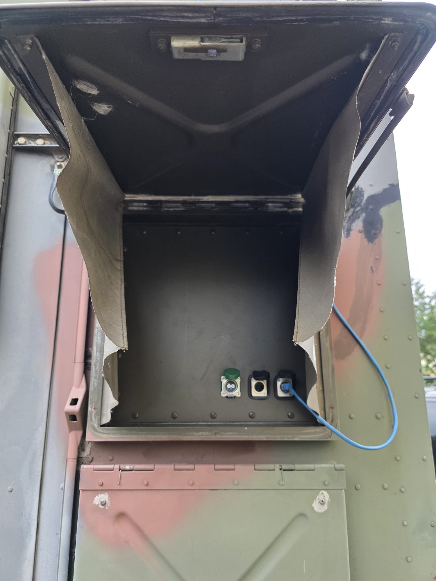 Shelter-Update Licht, LAN und Glasfaser